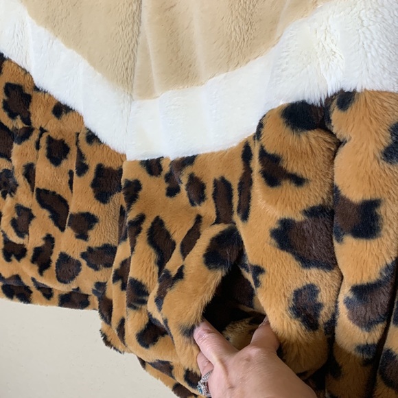 Forever 21 faux fur leopard chevron print jacket - Picture 3 of 7